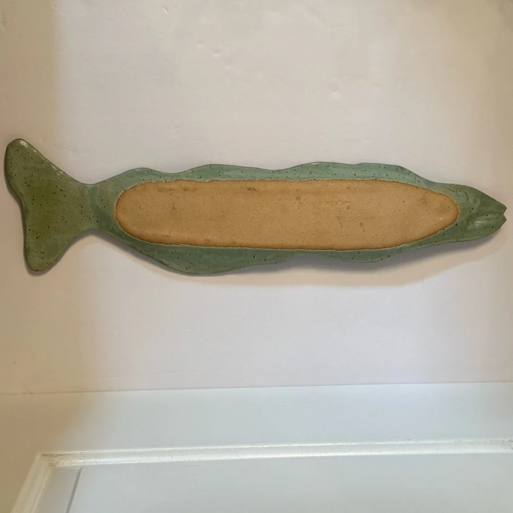 HUDSON VALLEY POTTERY PLATTER GREEN FISH TRAY SERVEWARE USA HANDMADE DETAILS